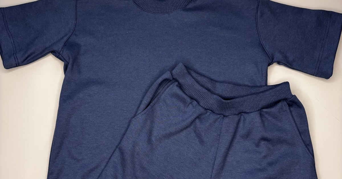 Conjunto infantil Banim índigo — blusa e short — estendido para conferir as medidas
